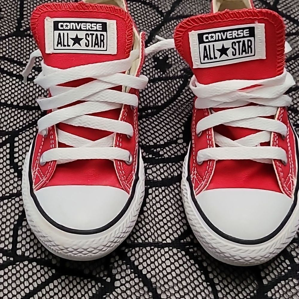 Red Low Top Chuck Taylor's All Star Youth Size 1 - Picture 2 of 10